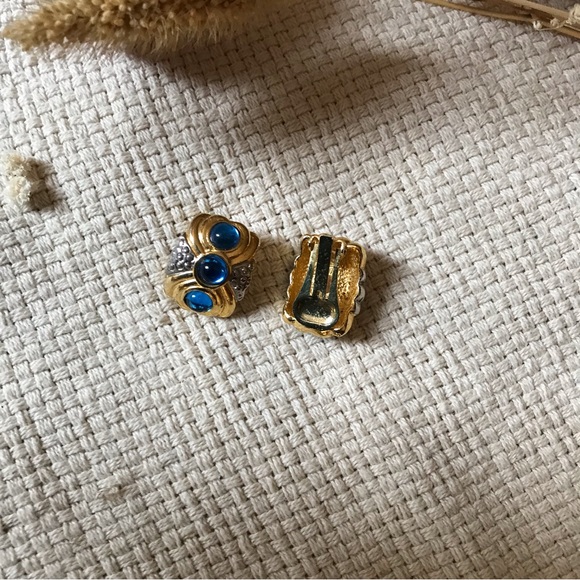 Vintage Goldtone Royal Blue Rhinestones Clip-On Earrings - Picture 3 of 4